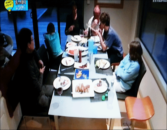 식사를 마치기 전에 한국 아이 둘은 자리를 떠 마루에서 뒹굴고 있다. MBC 주말 예능프로그램