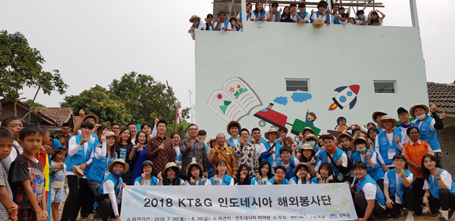 8일 열린 주민공공센터 완공식에 참여한 압둘 로힘 인도네시아 산업부 국장(가운데 노란 옷)과 KT&G 인도네시아 해외봉사단 및 현지 대학생 봉사단, 아스리 마을주민들이 기념 촬영을 하는 모습.ⓒKT&G
