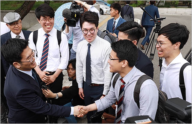 양심적 병역거부자들이 지난 6월 헌법재판소 앞에서 헌재의 선고 결과에 만족해하며 기뻐하고 있다. ⓒ데일리안 류영주 기자