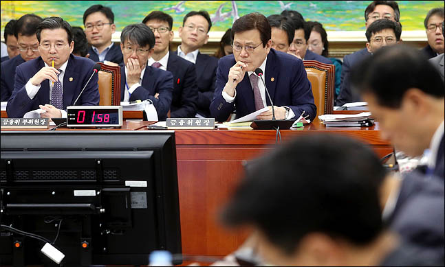 최종구 금융위원회 위원장이 11일 국회에서 열린 국회 정무위원회의 금융위원회 국정감사에서 의원들의 질의를 들으며 질의자료를 보고 있다. ⓒ데일리안 박항구 기자