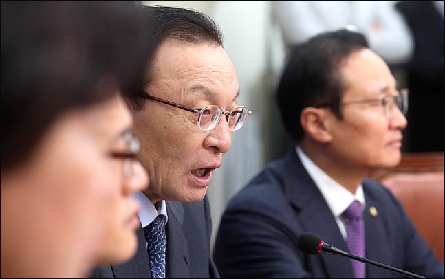 이해찬 더불어민주당 대표가 12일 오전 국회에서 열린 최고위원회의에서 모두발언을 하고 있다. 이 대표는 판문점선언 국회 비준 동의와 관련해 “아직도 일부에서는 비준하기에는 비핵화 진도가 미흡하다는 지적이 있다”며 “비핵화와 판문점선언이 직결된 것은 아니다. 물론 비핵화가 더 진전되면 비준에 좋은 환경이 되겠지만 이 자체가 비준을 받아야하는 사안이니까 비준 반대하는 분들을 더 설득해서 연내 비준할 수 있도록 노력하겠다”고 말했다. ⓒ데일리안 박항구 기자