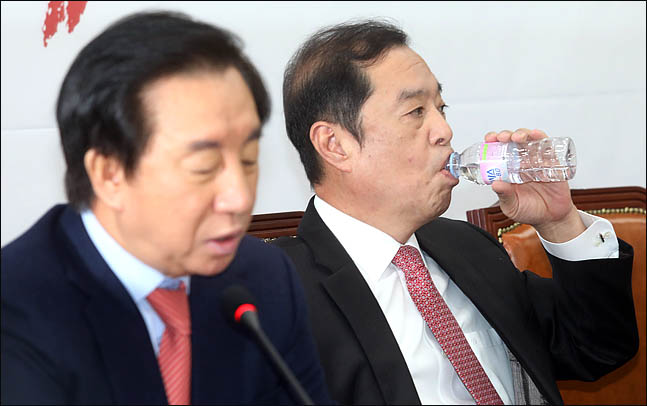 김병준 자유한국당 비상대책위원장이 6일 오전 국회에서 열린 비상대책위원회의에서 발언을 마친 뒤 물을 마시고 있다. 김 위원장은 김정은 북한 국무위원장의 서울 답방과 관련해 “대통령도, 청와대도, 통일부 장관도 김 위원장의 답방에 대해 비굴할 정도의 간절한 희망만 얘기하지, 김 위원장으로부터 북한 비핵화의 진전된 입장을 어떻게 이끌어내겠다는 구상을 밝힌 사람이 없다”고 비판하며 “북 비핵화의 의미 있는 진전을 이룰 수 있다면 답방이 연말이면 어떻고, 내년이면 어떤가, 왜 조급하게 확인되지 않는 날짜가 돌아다니고 통사정하는 모습을 보이느냐”고 말했다. ⓒ데일리안 박항구 기자