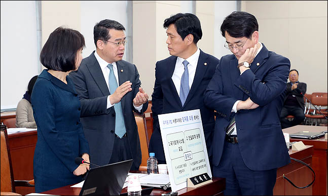6일 열린 국회 교육위원회 법안심사소위원회에서 박용진 더불어민주당 의원과 조승래 소위원장, 임재훈 바른미래당 의원, 박경미 더불어민주당 의원이 대화를 나누고 있다. 법안소위에서는