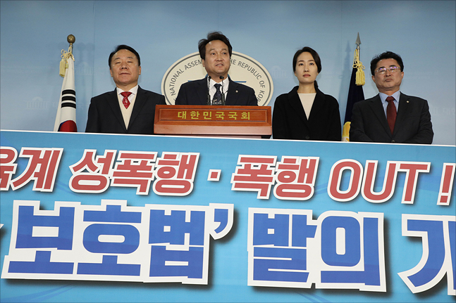 심석희 선수의 용기있는 고백으로 체육계의 고질적인 폭력과 성폭력 문제에 대해 규탄의 목소리가 커지고 있는 가운데 안민석 국회 문화체육관광위원회 위원장(더불어민주당)과 염동열 자유한국당 의원, 김수민 바른미래당 의원, 최경환 민주평화당 의원이 10일 국회 정론관 기자회견장에서 선수 대상 폭행 및 성폭행 죄에 대한 형을 받은 지도자는 자격을 영구 박탈하고 형 확정 이전에도 선수 보호를 위해 그 자격을 무기한 정지 시킬 수 있는 '운동선수 보호법' 발의 기자회견을 갖고 있다. ⓒ데일리안 홍금표 기자