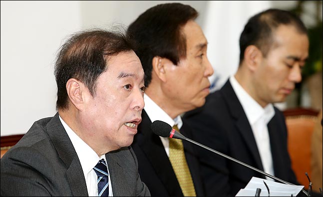 김병준 자유한국당 비상대책위원장이 11일 오전 국회에서 열린 비상대책위원회의에서 5·18 민주화운동 비하 발언 파문과 관련해 발언하고 있다. 김 위원장은 “지금이야말로 자기보다 당의 이익을 생각하고, 당보다는 나라의 이익을 생각해야 한다. 어느 순간부터 우리 스스로 경계심이 약화되고 국민정서에 반하는 발언이 나오기 시작했다. 여러 어려운 시점에 당에 흠을 주는 행위는 안했으면 좋았을 것이라는 생각이 든다”고 말했다. ⓒ데일리안 박항구 기자