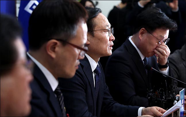 홍영표 더불어민주당 원내대표가 11일 오전 국회에서 열린 최고위원회의에서 모두발언을 하고 있다. 홍 원내대표는 자유한국당 의원들의 5·18 망언 파문과 관련해 “한국당이 5·18 관련 범죄적 망언을 어물쩍 넘어가려는 것 같다. 이번 사안은 유감 표명으로 끝낼 수 없다. 한국당 의원들의 망언은 우리 국민이 이룬 위대한 민주주의 역사를 부정하는