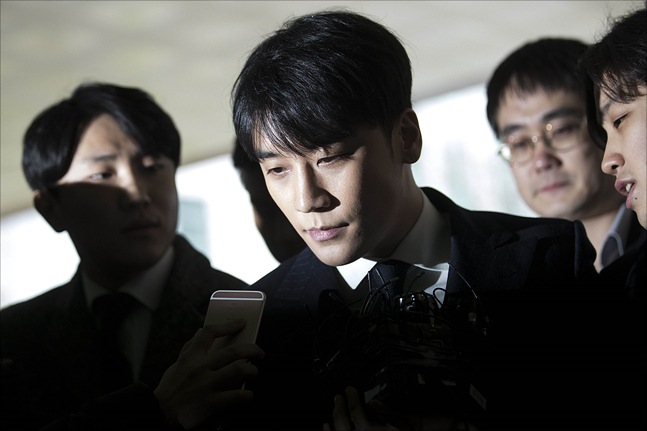 성접대 의혹 등 각종 논란에 휩싸인 그룹 빅뱅 멤버 승리가 14일 서울 종로구 사직로 서울지방경찰청에서 피의자 신분으로 경찰 소환조사에 출석하고 있다. ⓒ데일리안