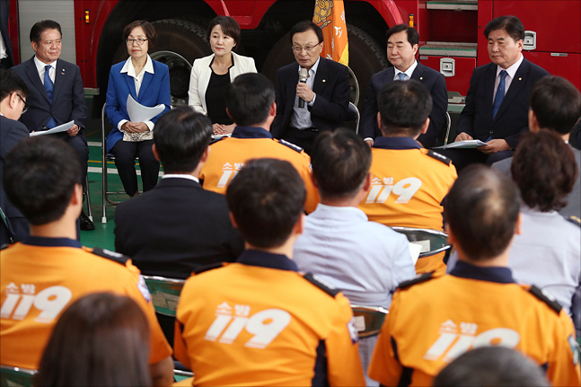 이해찬 더불어민주당 대표가 15일 경기도 안양시 동안구 안양소방서에서