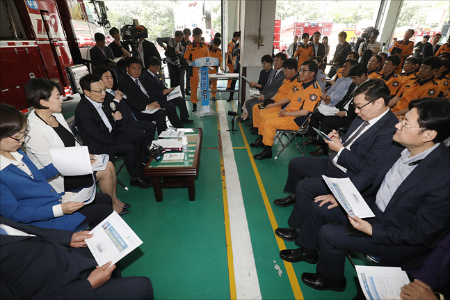 이해찬 더불어민주당 대표가 15일 경기도 안양 동안구 안양소방서에서