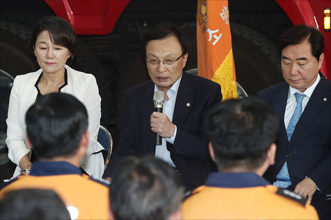 이해찬 더불어민주당 대표가 15일 경기도 안양시 동안구 안양소방서에서 열린