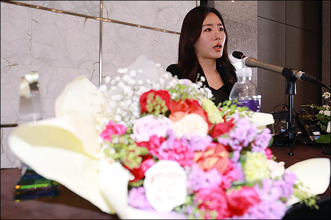 스피드 스케이팅선수 이상화가 16일 오후 서울 중구 더 플라자호텔에서 열린 은퇴식 및 기자 간담회에 인사말을 하고 있다. ⓒ데일리안 류영주 기자