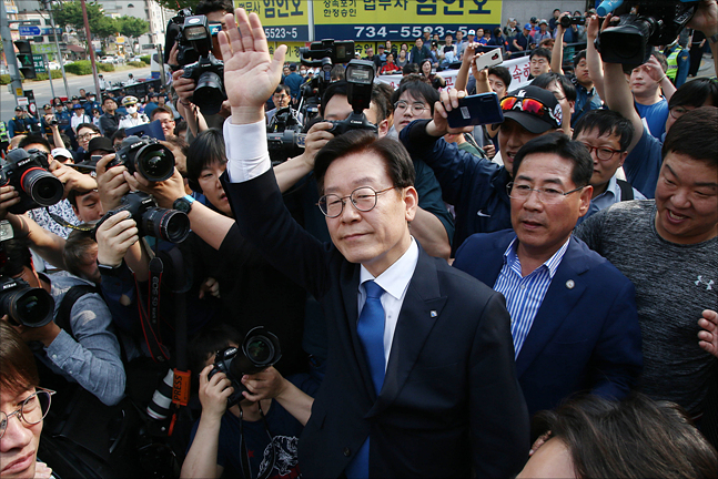 친형 강제입원 관련 직권남용 혐의와 공직선거법 위반 혐의로 재판에 넘겨진 이재명 경기도지사가 16일 오후 경기도 성남시 수정구 수원지방법원 성남지원에서 열린 1심 선고 공판에서 모두 무죄를 선고 받은 뒤 나와 지지자들에게 손을 흔들며 인사하고 있다. ⓒ데일리안 홍금표 기자