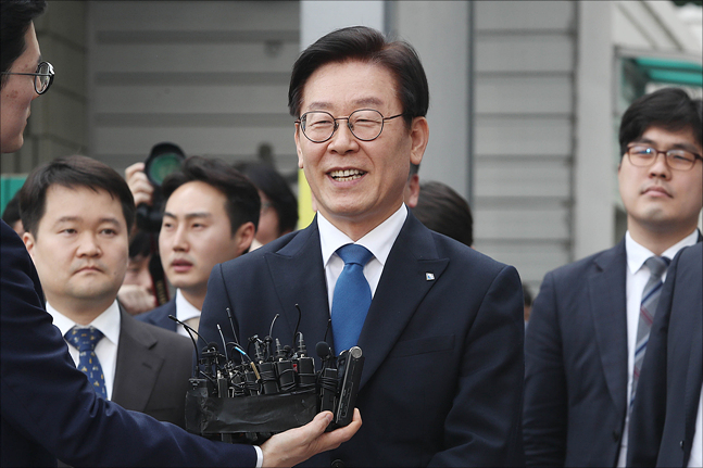 친형 강제입원 관련 직권남용 혐의와 공직선거법 위반 혐의로 재판에 넘겨진 이재명 경기도지사가 16일 경기도 성남시 수정구 수원지방법원 성남지원에서 열린 1심 선고 공판에서 모두 무죄를 선고 받은 뒤 나와 취재진의 질문에 답변하고 있다. ⓒ데일리안 홍금표 기자