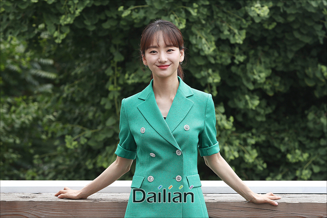 배우 원진아가 12일 서울 종로구 팔판동의 한 카페에서 영화