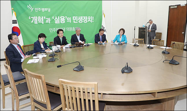 11일 오전 국회에서 정동영 민주평화당 대표와 유성엽 원내대표를 비롯한 의원들이 의원총회를 진행하고 있다. 이날 의원총회에는 정 대표와 유 원내대표 외에 최경환, 조배숙, 장병완, 장정숙 의원 등 4명만 참석했다. ⓒ데일리안 박항구 기자