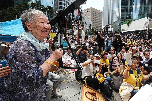 세계 일본군 위안부 기림일이자 74주년 광복절을 하루 앞둔 14일 오후 서울 종로구 옛 주한일본대사관 앞에서 열린 제1400차 수요 집회 및 제7차 세계 일본군위안부 기림일 세계 연대집회에 길원옥 할머니가 참석자들에게 인사말을 하고 있다. ⓒ데일리안 류영주 기자