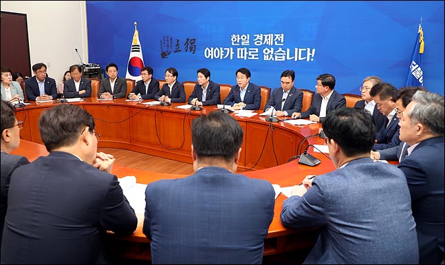 20일 국회 더불어민주당 원내대표실에서 이인영 원내대표와 조정식 정책위의장 등이 참석한 가운데 원내대책회의-상임위간사단 연석회의가 진행되고 있다. 이 원내대표는 “한국당이 인사청문회를 정쟁으로 타락시켜 추측을 소설로 만들어 확증으로 부풀리며 가족에 대한 신상 털기에 열을 올리고 있다”고 비판하며 조국 법무부 장관 후보자의 가짜뉴스·공안몰이·가족신상털기·정쟁’ 등 4대 청문회 불가론을 피력하며 “조 후보자에 대한 인사청문회는 후보자의 사법 개혁 의지와 법무부 수장으로서의 비전을 검증하는 자리이지 합법적인 인권침해의 장이 아니라는 것을 분명히 경고한다”고 말했다. ⓒ데일리안 박항구 기자