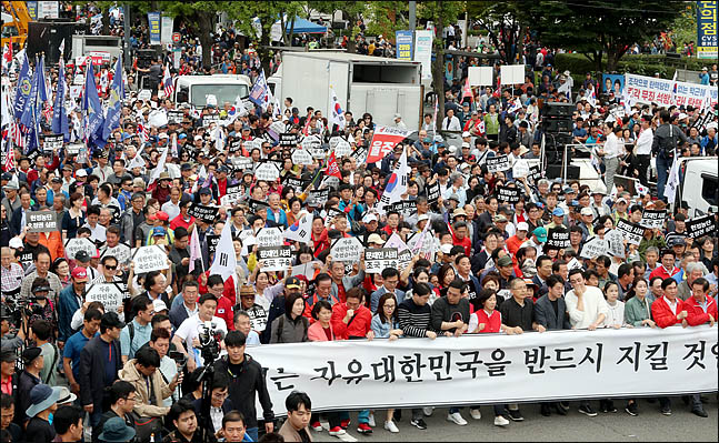 21일 오후 서울 광화문 광장에서 자유한국당이 주최한