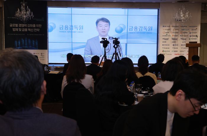 이복현 금감원장, 자본시장 '근본적 체질 변화' 강조: 주주 권익 보호 및 기업 지배구조 개선 시급