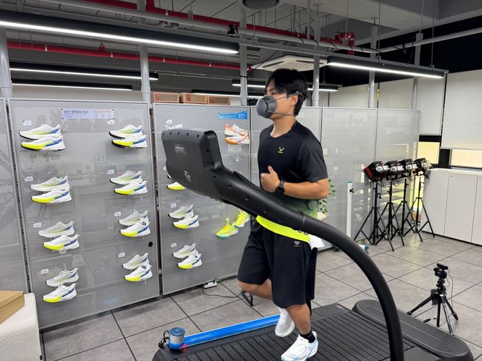 다이나핏, '3D 풋 스캔' 서비스 시행..."제품 추천부터 맞춤 인솔 제작까... - 뉴스 썸네일 이미지