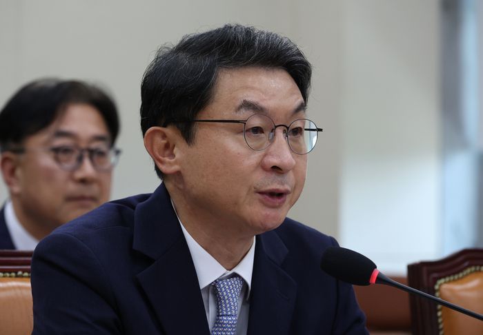 이억원, 금융위 해체설 "언급 부적절"...검증대 앞 침묵 일관 (종합) - 뉴스 썸네일 이미지