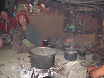 네팔은 길거리에서 티숍으로 운영되며, 찌야를 판매한다.
