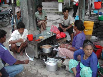 네팔 사람들은 찌야를 언제 어디서나 마신다.