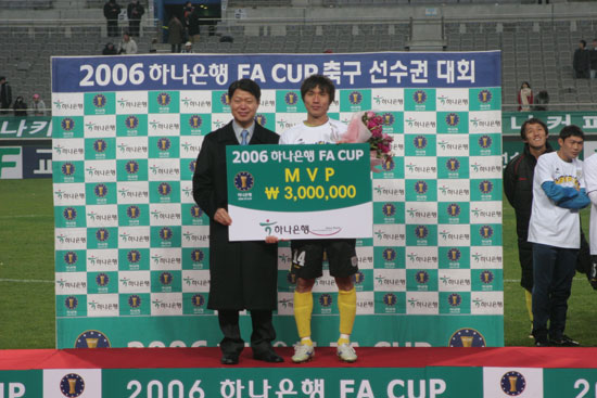 하나은행 FA컵 결승에서 MVP 상을 받은 김효일 선수