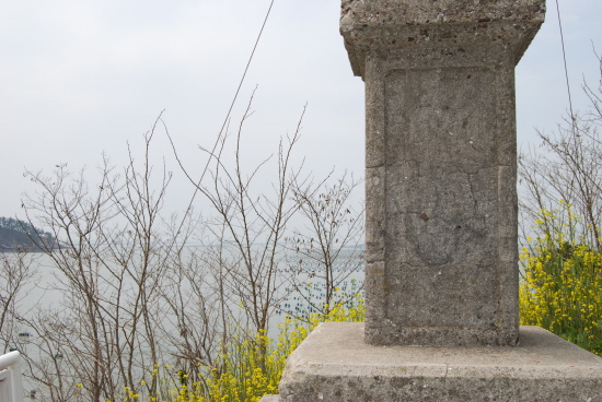 풍파에 시달려 앙상하게 남아있는 시멘트 석등롱이 어란항을 내려다보고 있다.