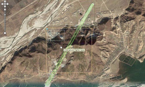 구글 어스에 ´Underground fighter base´(지하 전투기 기지)라는 설명과 함께 소개된 원산 해변 위성 사진.ⓒ연합뉴스