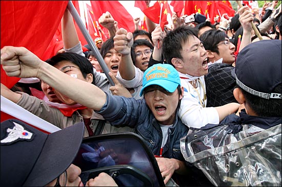 순식간에 한국 인권단체 주변으로 몰려든 중국측 축하객들이 욕설을 하며 거칠게 항의하고 있다.