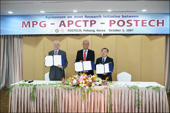 지난해 10월 열린 협약식 (좌로부터)피터 풀데 아시아태평양이론물리센터(APCTP) 소장, 피터 그루스 막스플랑크재단(MPG) 이사장, 백성기 포스텍 총장