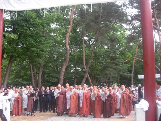홍살문 복원식/ 조계종 승려들과 불교신도,귀빈들이  대기하고 있다