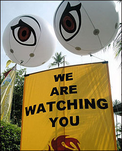 환경단체 `그린피스´는 13차 유엔 기후변화협약 총회가 열리고 있는 인도네시아 발리섬 국제컨벤션 센터 입구에 `We are watching you(우리가 지켜보고 있다)´라고 적힌 현수막과 `눈´을 그린 풍선