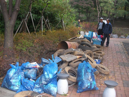 수거한 별의별 쓰레기들,  여러군데 수거한 쓰레기를 모아두고 산에서 내려왔다.  약 2.5톤의 쓰레기를 수거했다