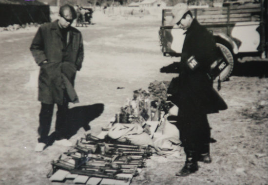 무장공비로 노획한 무기들,  당시 MBC보도국 소속으로 52일간 종군취재를 했던 필자(오른쪽)와 백기홍 부장