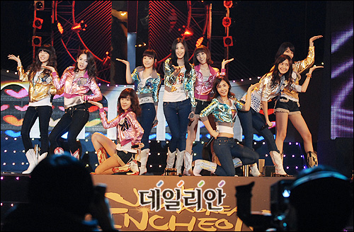 첫 미니앨범 타이틀곡 ´gee´로 5주 연속 1위를 지키고 있는 그룹 소녀시대.