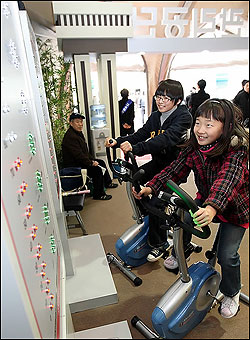 25일 서울 청계광장에서 열린 그린페어(Green Fair) 2009 개막식에서 어린이들이 에너지 바이크를 타고 있다. 