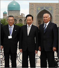 이명박 대통령을 수행하고 있는 황석영 씨(왼쪽).