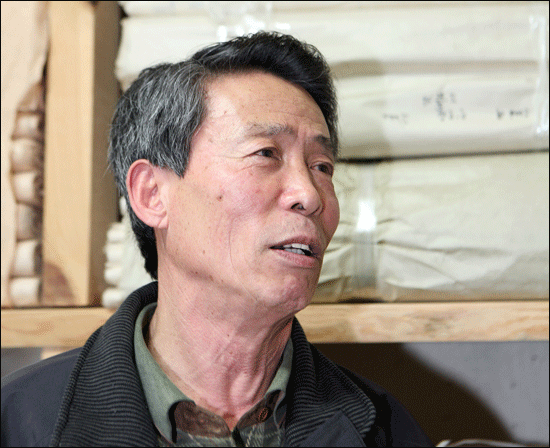 무형문화재 문경한지장 김삼식씨는 전통을 지켜내는게 그의 인생이라고 말했다