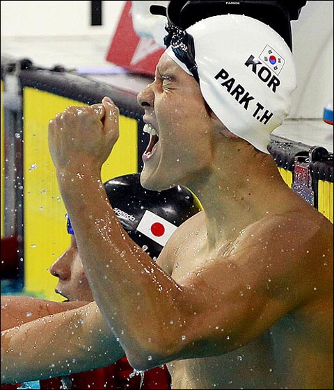 박태환이 광저우 아시안게임 남자 200m 금메달을 확정한 후 환호하고 있다. 