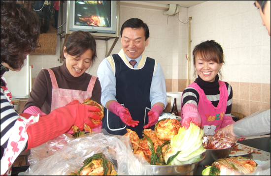 한국공항공사 김종형 대구지사장과 직원들이 다문화 가정에 나눠줄 김장을 담그고 있다.