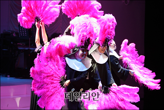 19일 두산아트센터 연강홀서 열린 뮤지컬 <넌센세이션> 프레스콜에서 배우들이 열연을 펼치고 있다.