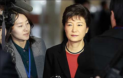 한나라당 박근혜 전 대표가 7일 국회에서 열린 ´백봉신사상´ 시상식에 참석하기 위해 행사장인 귀빈식당으로 들어서고 있다.