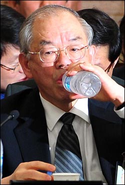 한국 최고의 과학영재들이 모인 KAIST에서 최근 4명의 학생들이 스스로 목숨을 끊어 충격을 주는 가운데 서남표 한국과학기술원(KAIST) 총장이 12일 국회에서 열린 교과위에 출석해 물을 병째로 마시고 있다.