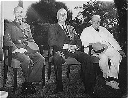 좌로부터 장제스, 루스벨트, 처칠, 1943,11,22~27. 카이로. 