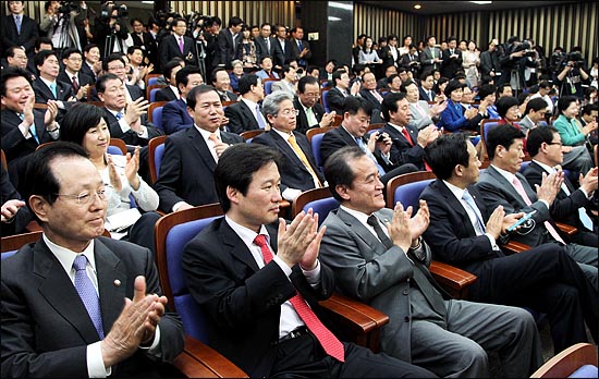 11일 국회에서 열린 한나라당 의원총회에서 의원들이 박수치고 있다. 