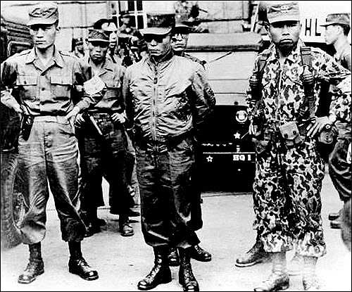 대중 앞에 처음 모습을 드러낸 박정희 소장. 1961년 5월 18일 시청 앞에서 육사생도들의 결의를 바라보고 있다. ⓒ 자료사진
