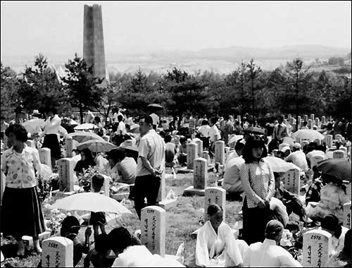 1972년 6월 6일 제17회 현충일에 동작동 국립서울현충원을 찾은 월남전 전몰자 가족. ⓒ 정부기록사진집