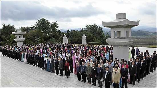 지난 2010년 10월 2일 평양시 강동군 단군릉에서 북한 시민들 및 해외동포 등이 참석한 가운데 개천절 기념행사가 열리고 있다. 